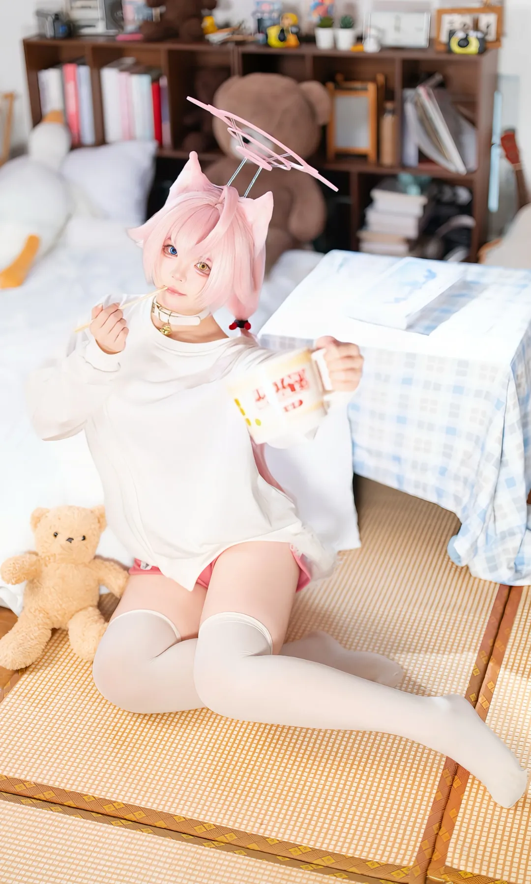 蔚蓝档案, 小鸟游星野cos, cosplay写真, 慵懒穿搭, 居家日常