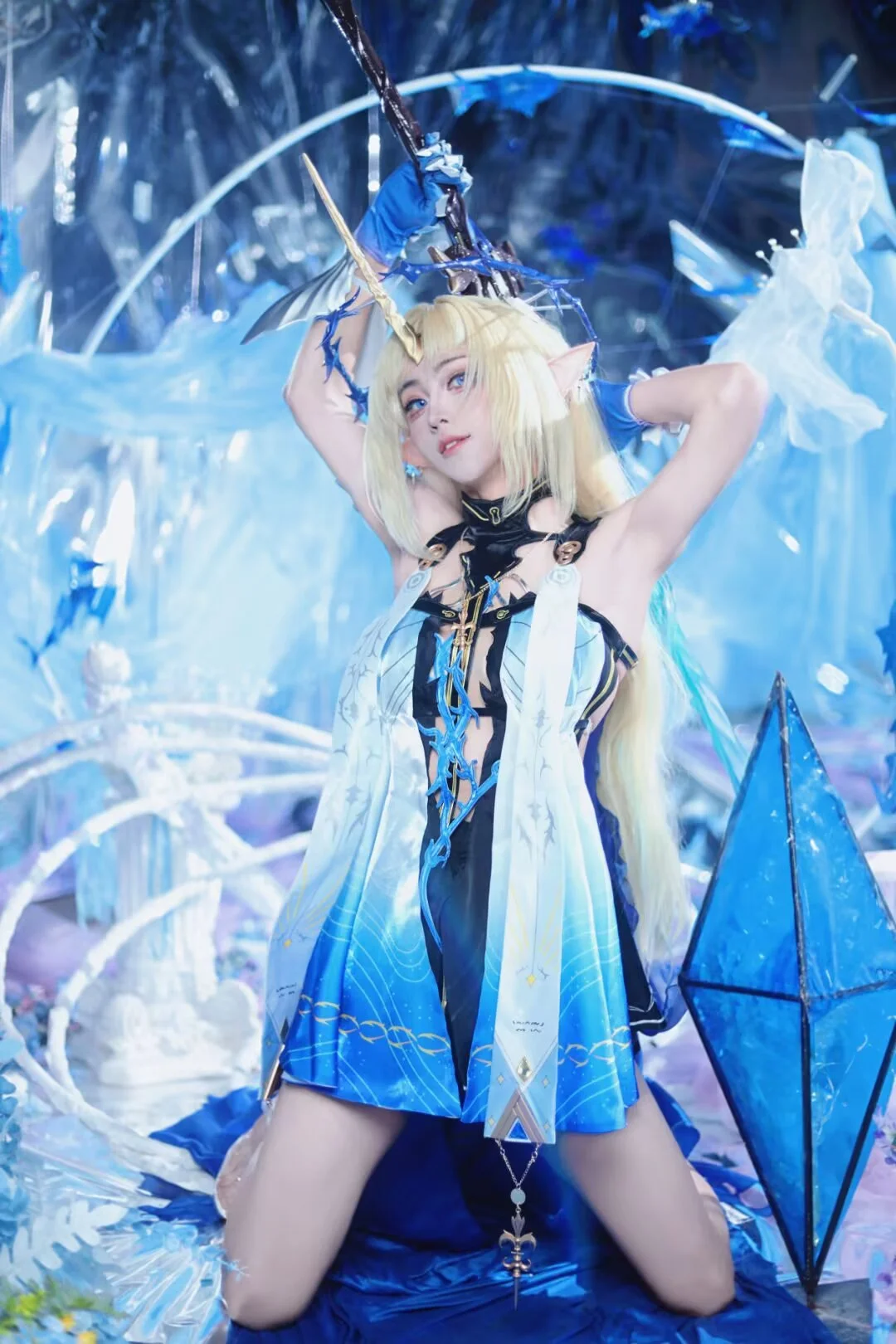 Cosplay photography, Elf cosplay, Blue and white color scheme, Cosplay photography, Ice crystal scene setup