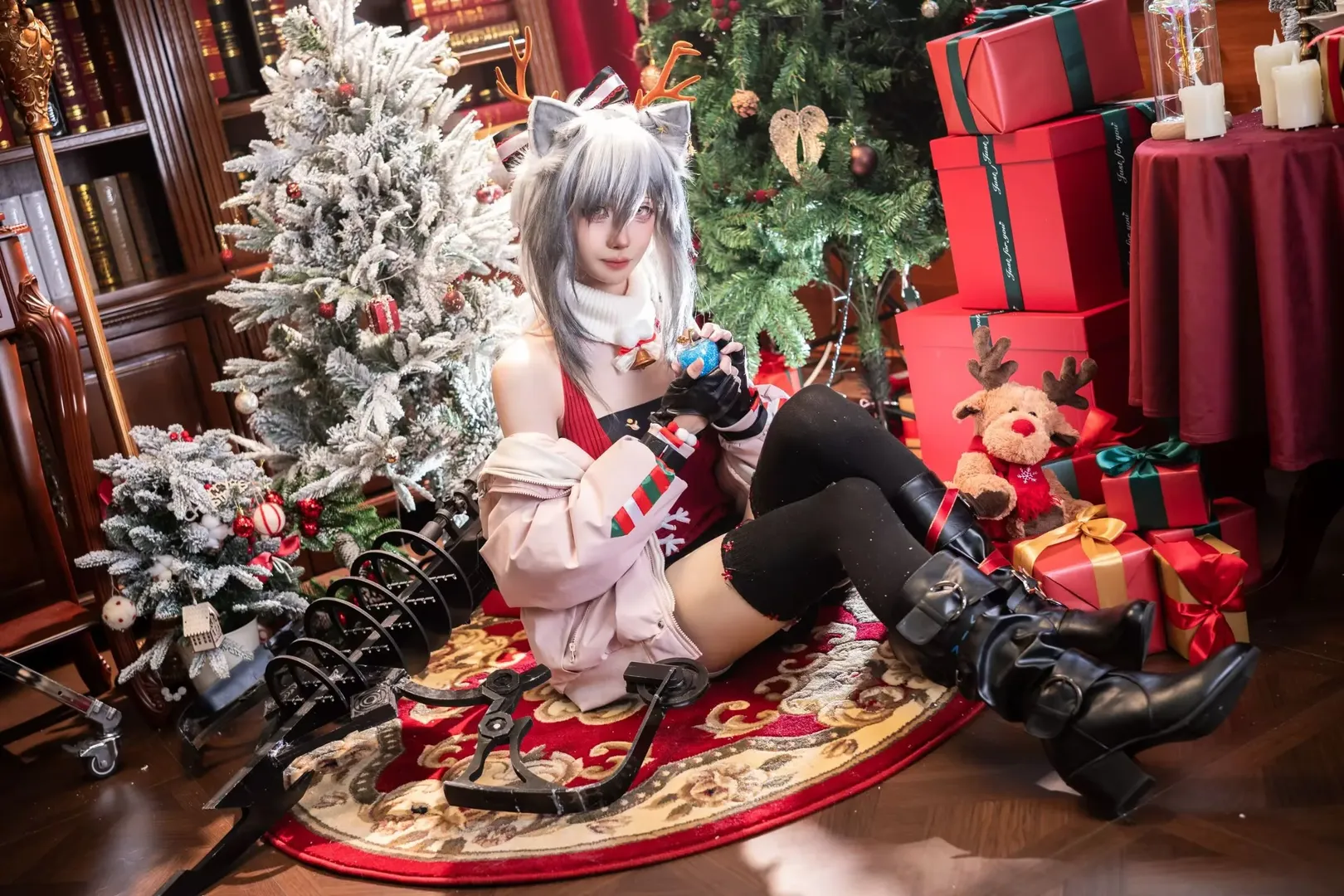 cos摄影, 银发角色, 圣诞cosplay, 兽耳装扮, 节日氛围 - 第1张