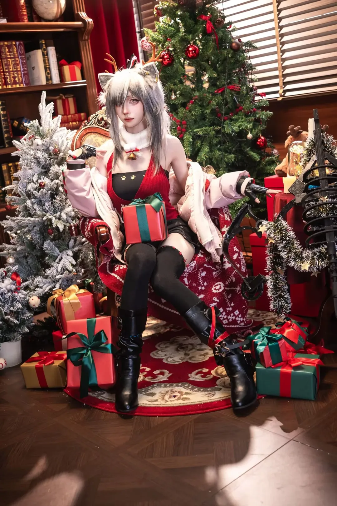 cos摄影, 银发角色, 圣诞cosplay, 兽耳装扮, 节日氛围