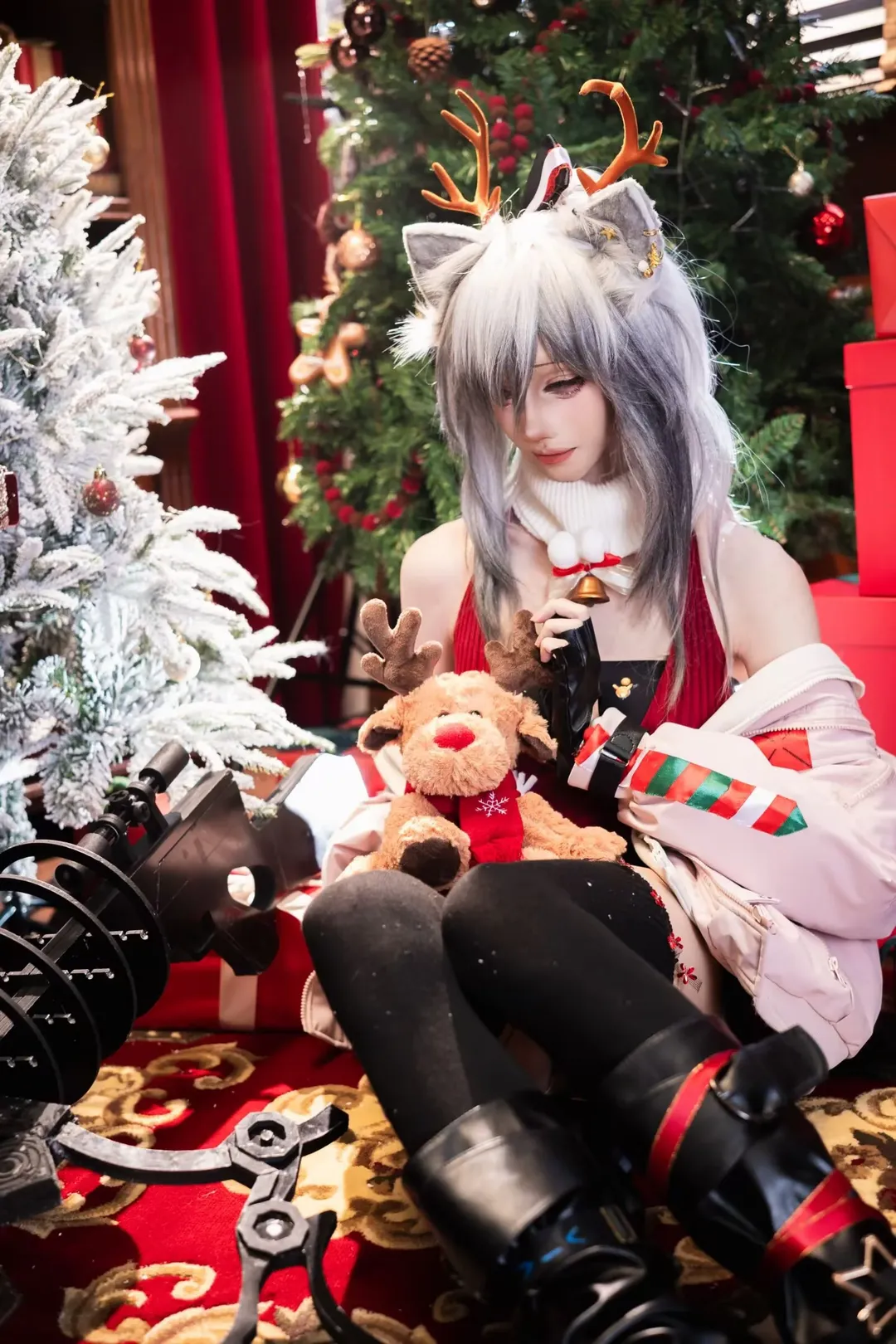 cos摄影, 银发角色, 圣诞cosplay, 兽耳装扮, 节日氛围 - 第3张