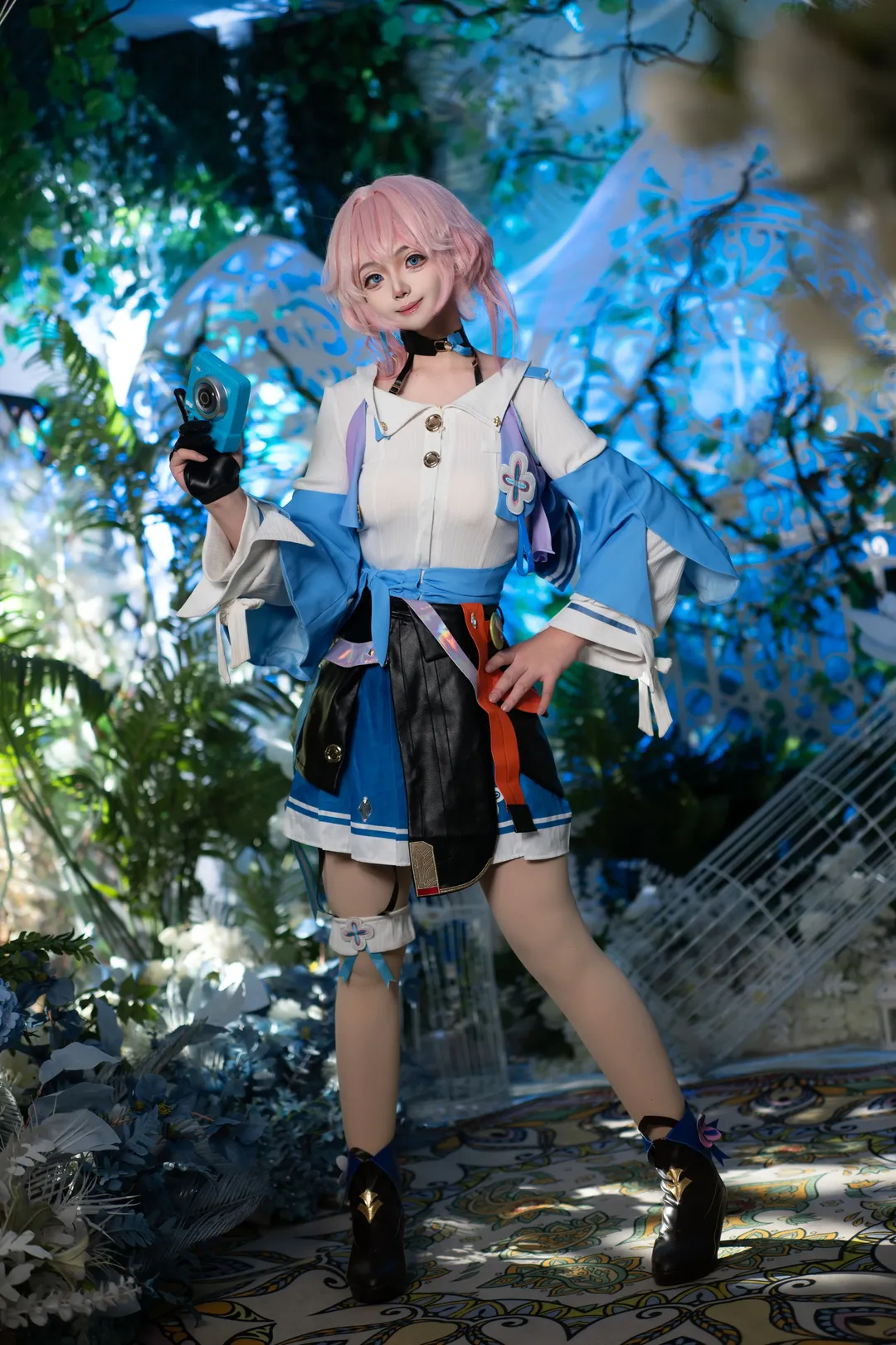 Honkai: Star Rail, March 7th cosplay, Cosplay photography, Pink wig, Blue and white color scheme