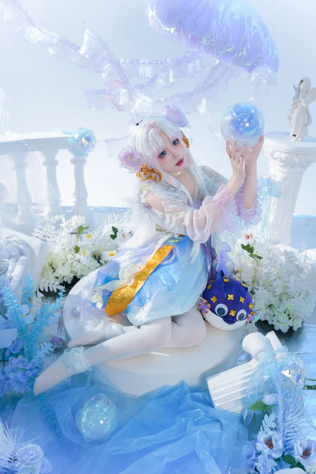 2D, cosplay, Dreamy style, Blue and white color scheme, Studio lighting