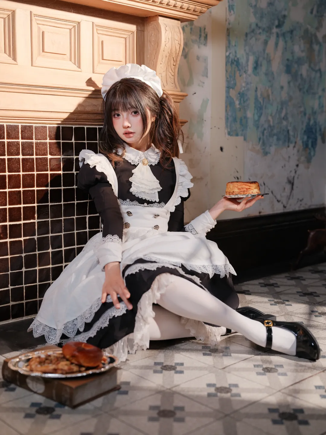 氛围感摄影, 室内写真, cosplay分享, 复古英伦风女仆装, 蕾丝女仆裙 - 第1张
