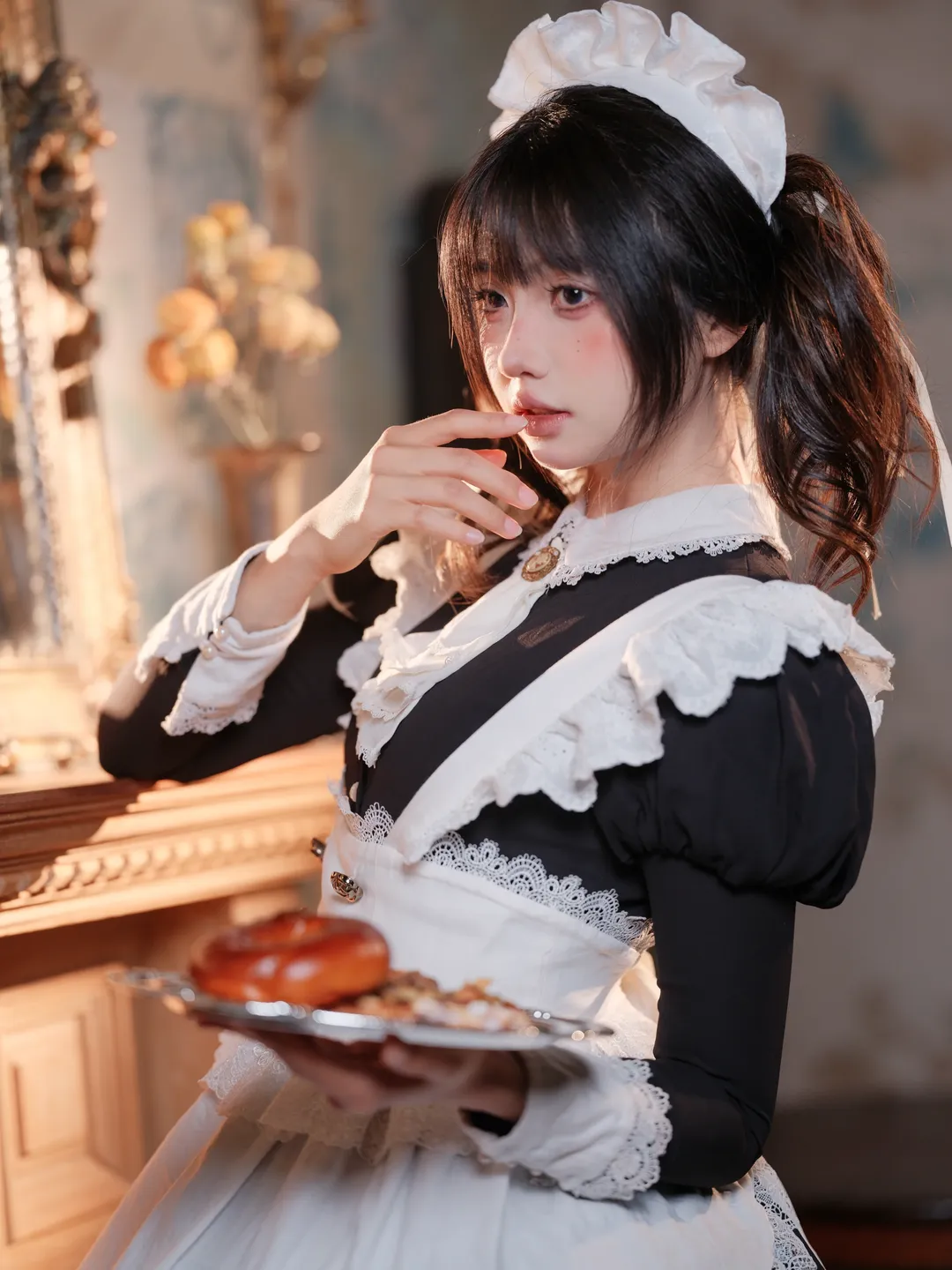 氛围感摄影, 室内写真, cosplay分享, 复古英伦风女仆装, 蕾丝女仆裙 - 第2张