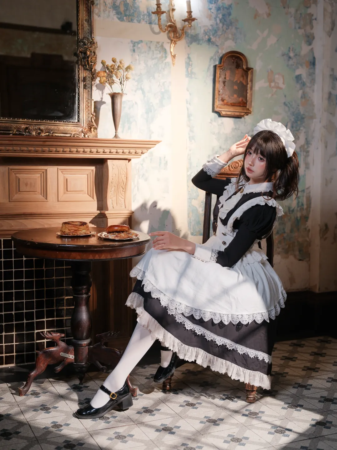 氛围感摄影, 室内写真, cosplay分享, 复古英伦风女仆装, 蕾丝女仆裙 - 第3张