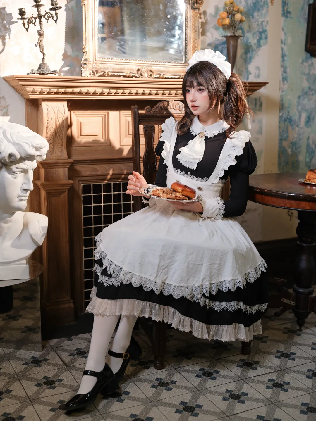 氛围感摄影, 室内写真, cosplay分享, 复古英伦风女仆装, 蕾丝女仆裙 - 第5张
