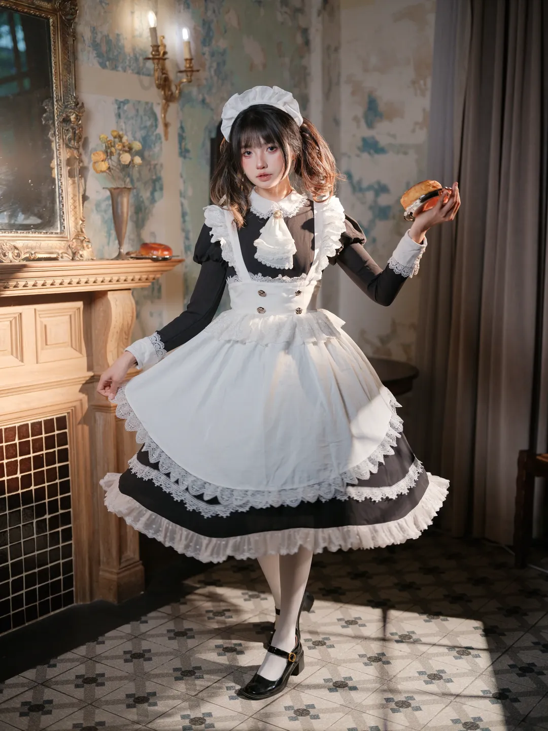 氛围感摄影, 室内写真, cosplay分享, 复古英伦风女仆装, 蕾丝女仆裙