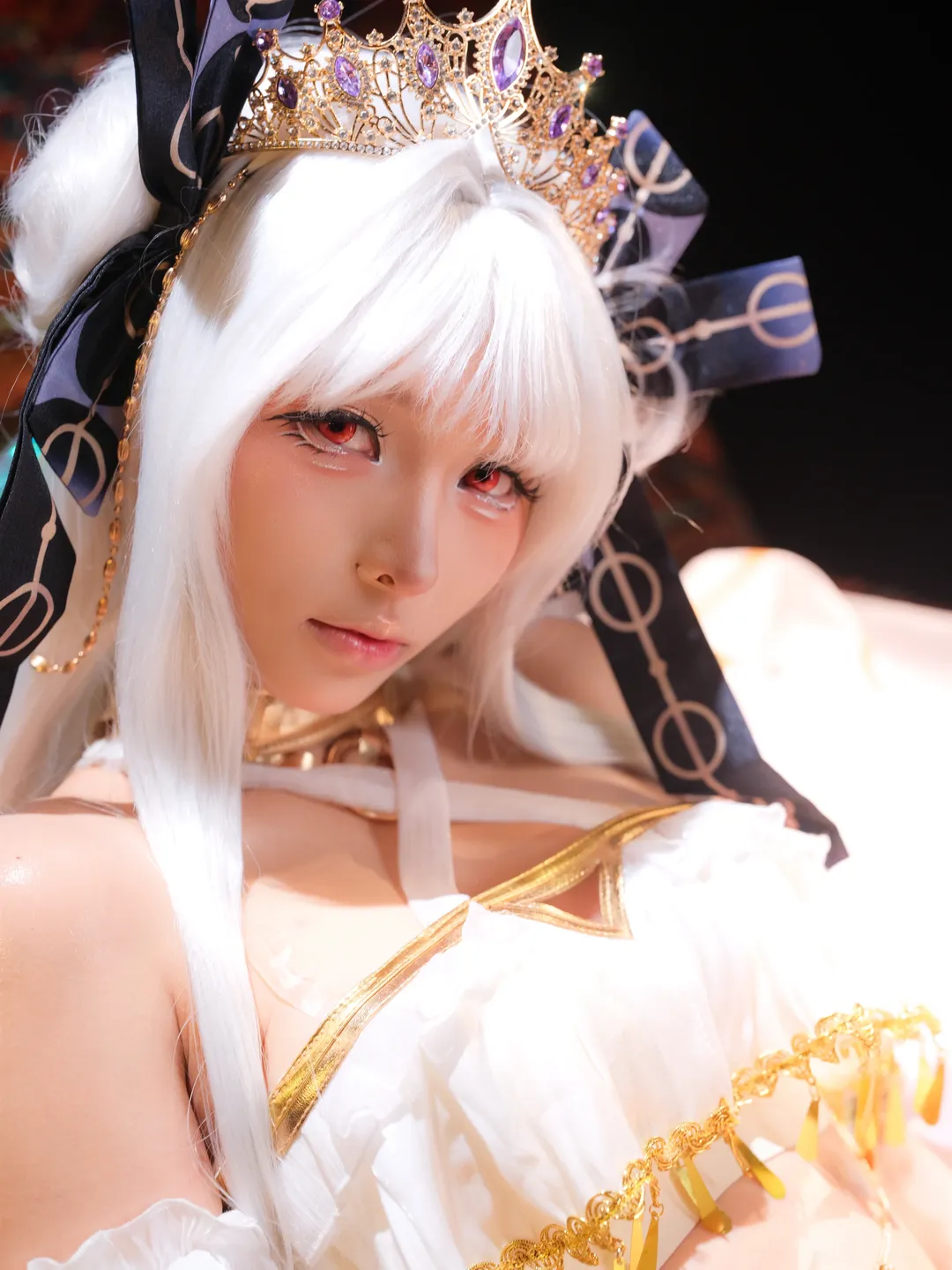 氛围感摄影, 游戏角色还原, cosplay穿搭, 异域风cosplay, 白毛红眼 - 第1张