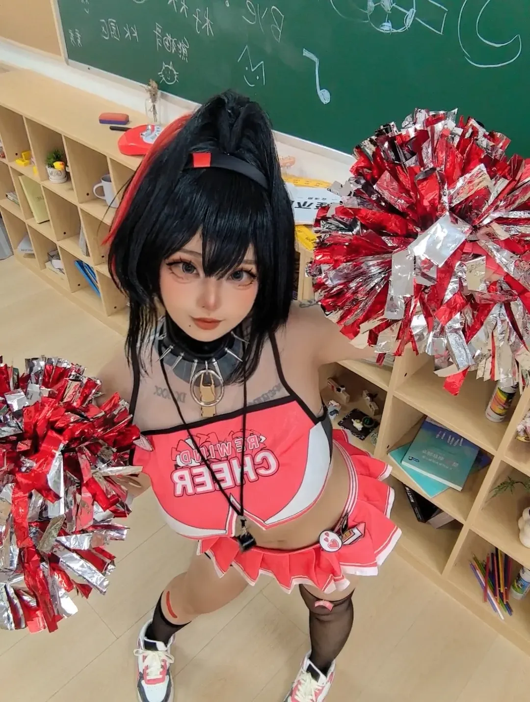 胜利女神NIKKE, 贝伊cos, 黑皮cosplay, 啦啦队装扮, 校园摄影
