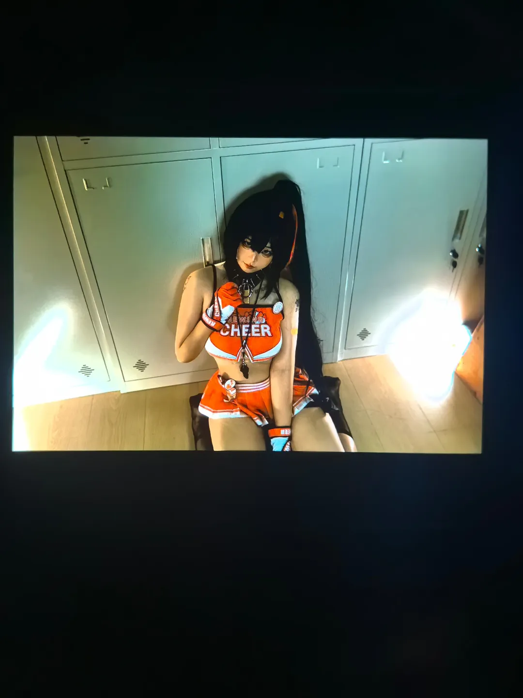胜利女神NIKKE, 贝伊cos, 黑皮cosplay, 啦啦队装扮, 校园摄影 - 第3张