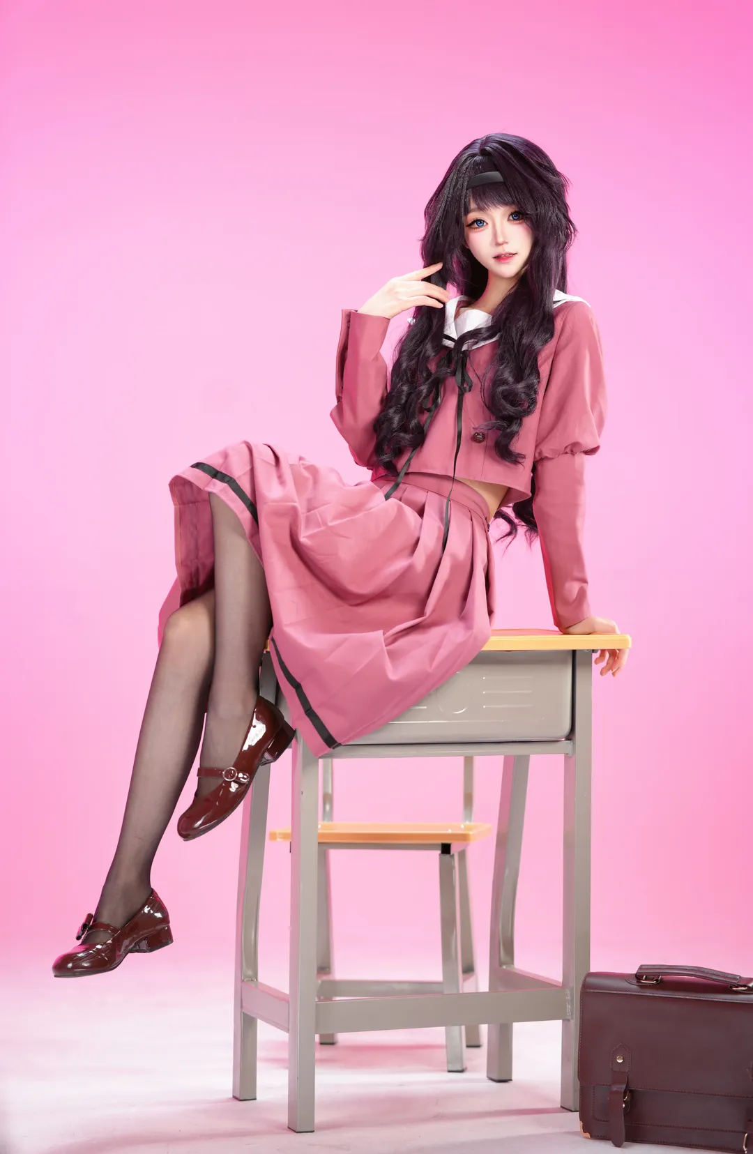 粉色水手服cosplay, 二次元少女写真, 黑发蓝瞳造型, 纯色背景棚拍, 校园jk制服 - 第2张
