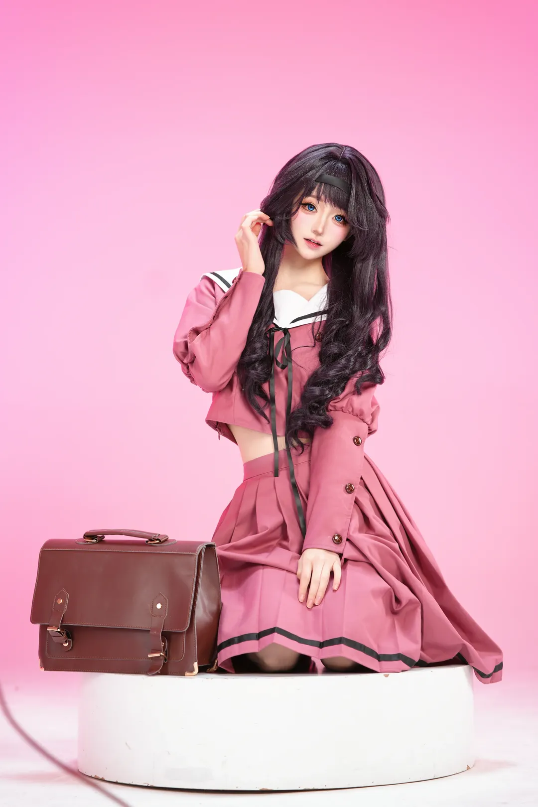粉色水手服cosplay, 二次元少女写真, 黑发蓝瞳造型, 纯色背景棚拍, 校园jk制服 - 第3张