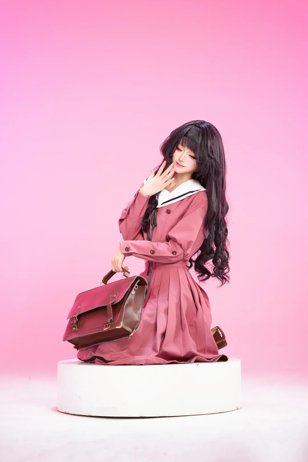 粉色水手服cosplay, 二次元少女写真, 黑发蓝瞳造型, 纯色背景棚拍, 校园jk制服 - 第4张