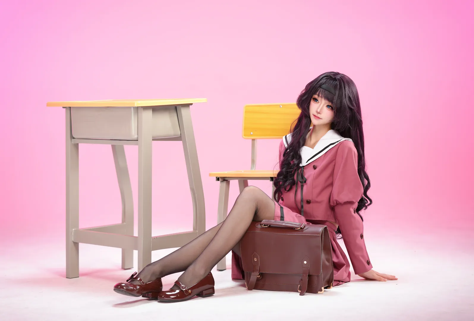 粉色水手服cosplay, 二次元少女写真, 黑发蓝瞳造型, 纯色背景棚拍, 校园jk制服 - 第6张