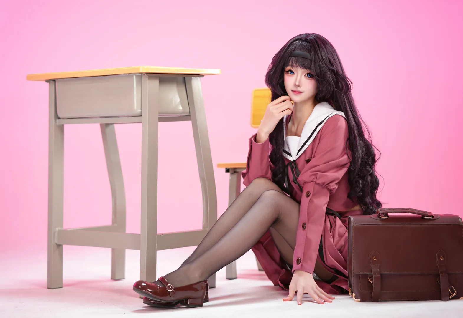 粉色水手服cosplay, 二次元少女写真, 黑发蓝瞳造型, 纯色背景棚拍, 校园jk制服 - 第7张