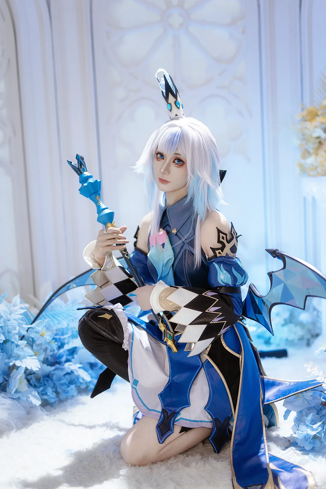 刻律德拉cos, 蓝白色系cosplay, 异形翅膀造型, 国际象棋场景摄影, cosplay正片分享 - 第2张