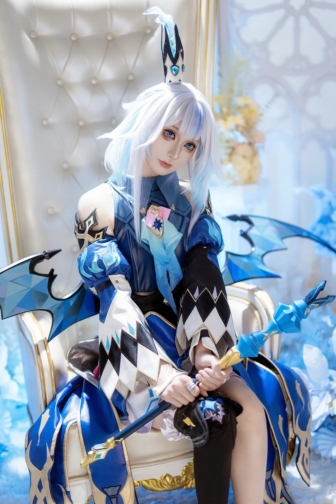刻律德拉cos, 蓝白色系cosplay, 异形翅膀造型, 国际象棋场景摄影, cosplay正片分享 - 第3张