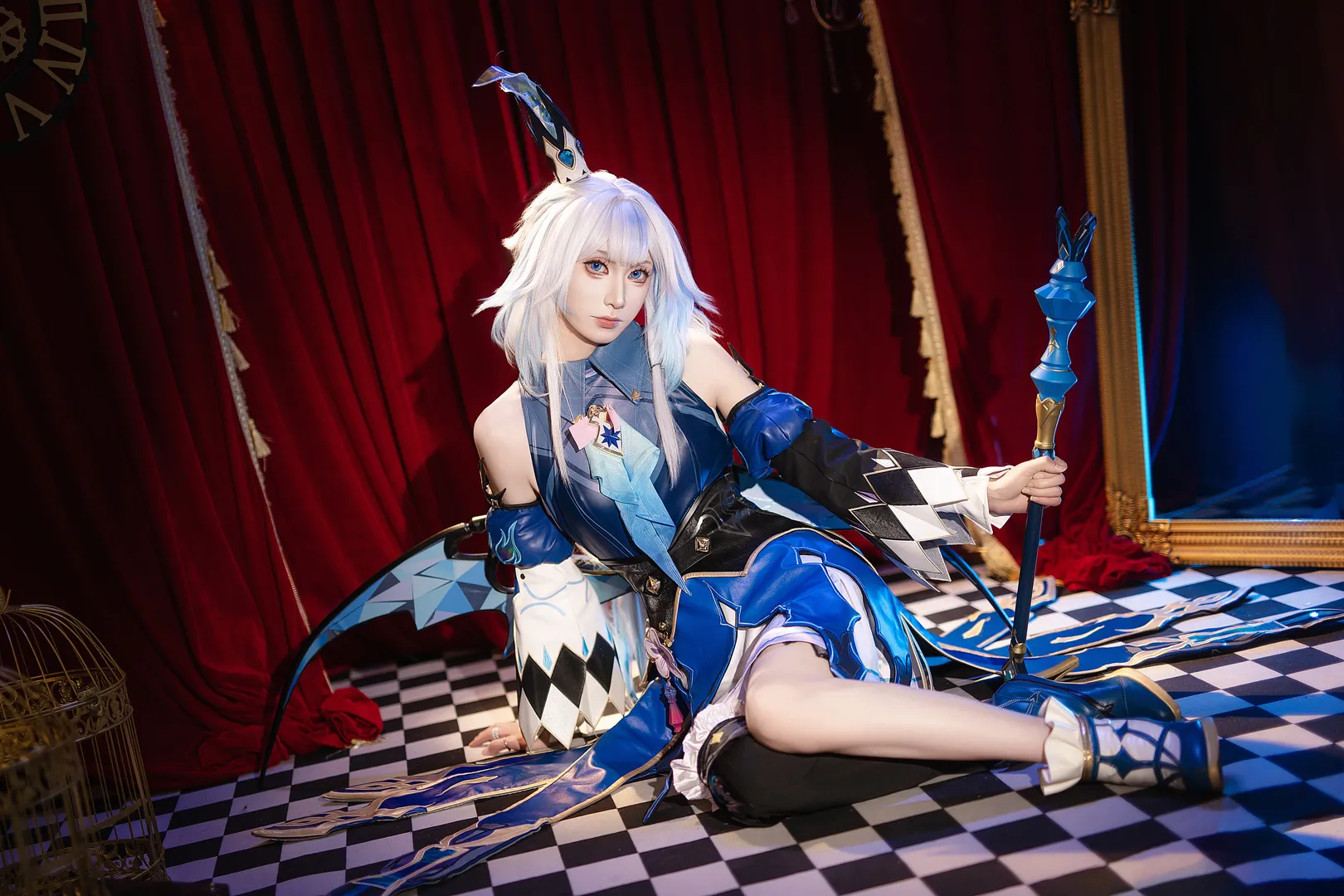 刻律德拉cos, 蓝白色系cosplay, 异形翅膀造型, 国际象棋场景摄影, cosplay正片分享 - 第4张