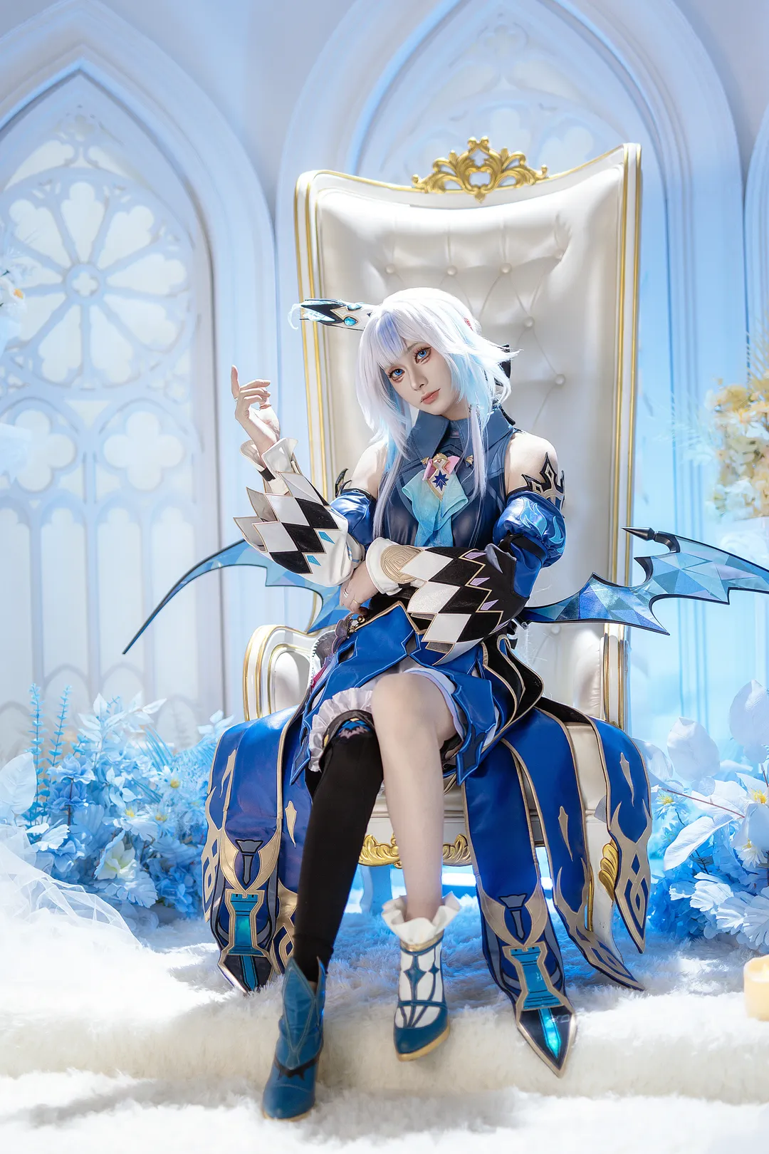 刻律德拉cos, 蓝白色系cosplay, 异形翅膀造型, 国际象棋场景摄影, cosplay正片分享 - 第5张
