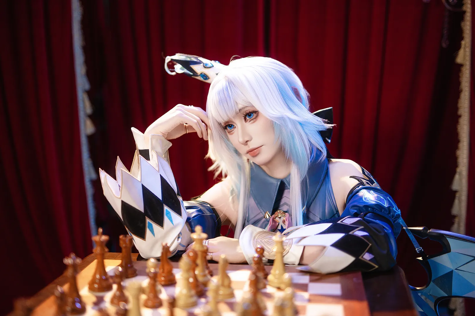 Cerydra cosplay, Blue and white themed cosplay, Irregular-shaped wing styling, Chess scene photography, Cosplay photo set sharing