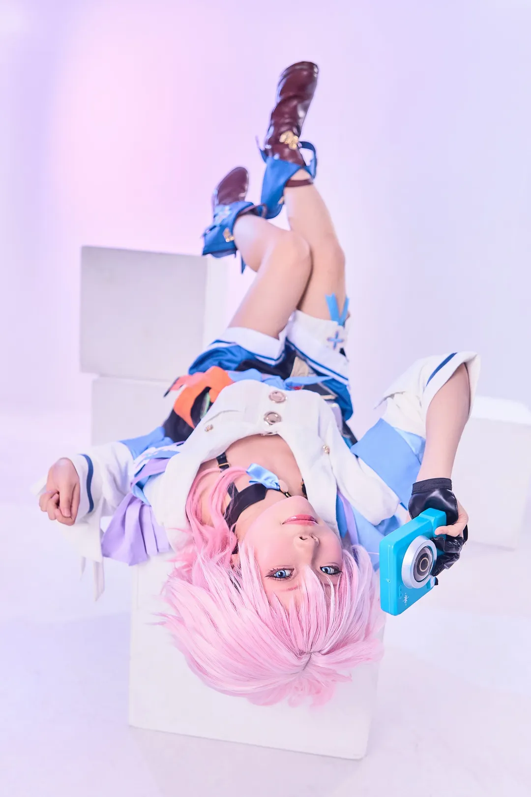 Honkai: Star Rail, March 7th cosplay, Cosplay photography, Pink wig, Prop bow