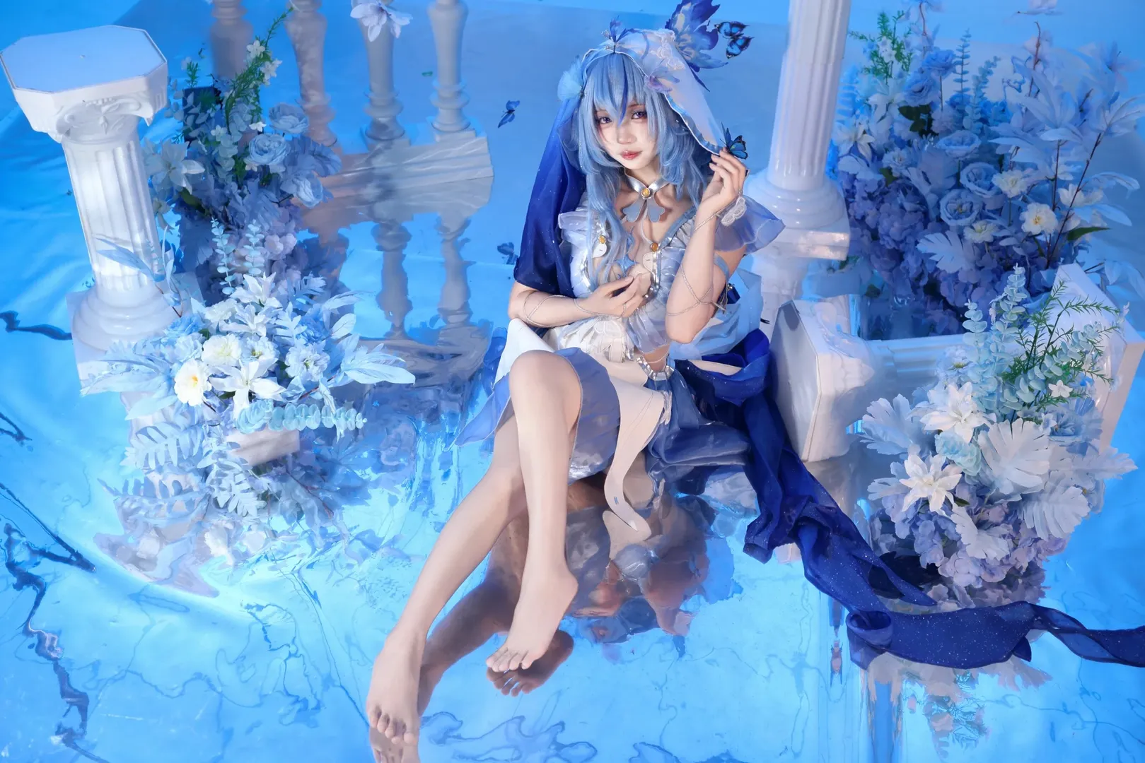 Wuthering Waves, The Shorekeeper cosplay, Cosplay photoshoot, Mirror photography, Blue and white color scheme