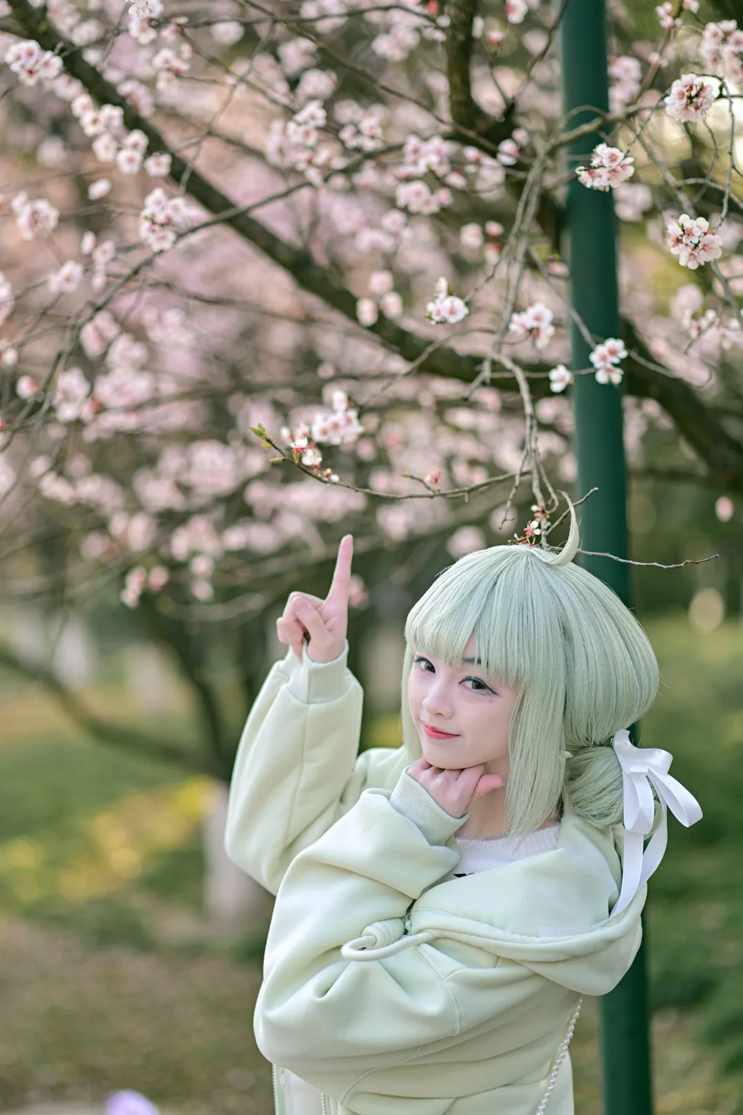 キウィちゃんコスプレ, オリジナル魔法少女, 爽やかな緑, 春の撮影, 雰囲気のある屋外撮影