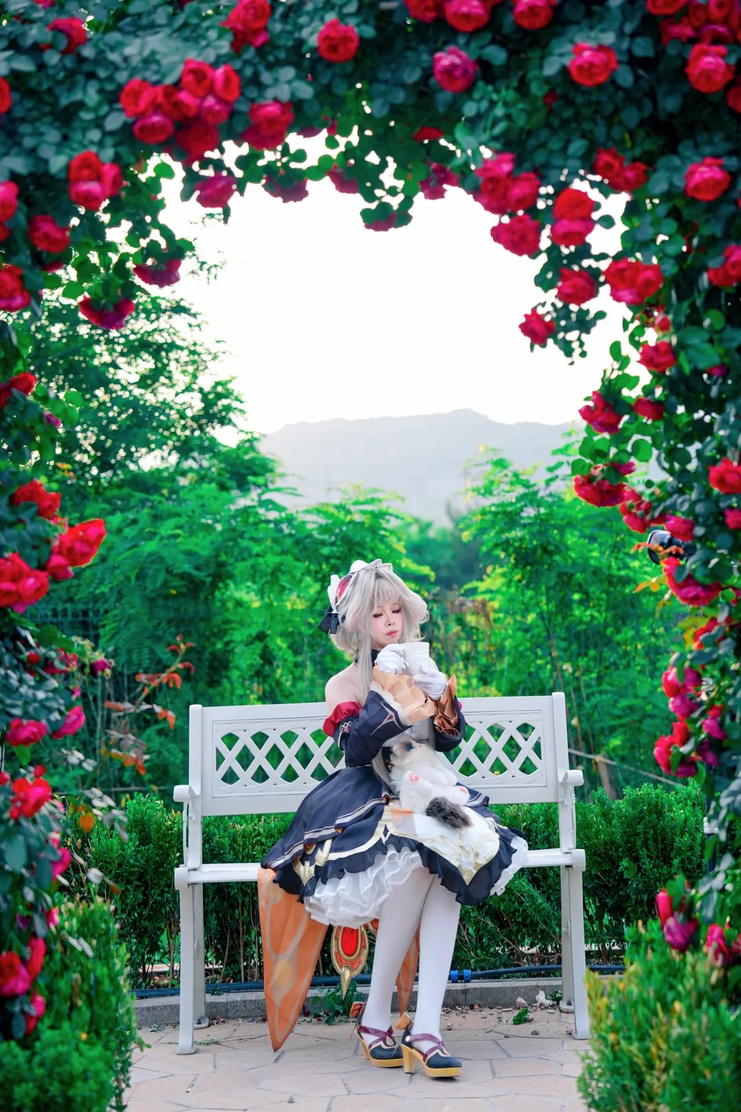 桑多涅cos, 原神, 二次元cosplay, 花海拍照, 月季花牆