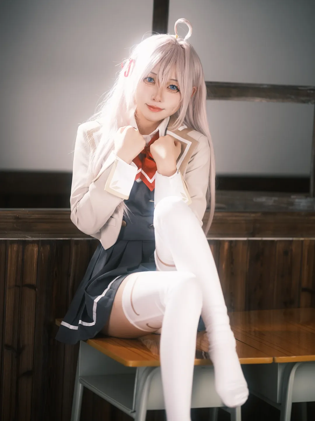 二次元少女, 白絲穿搭, 教室拍照, 艾莉同學cos, 不時地以俄語遮羞的鄰座艾莉同學 - 第11張