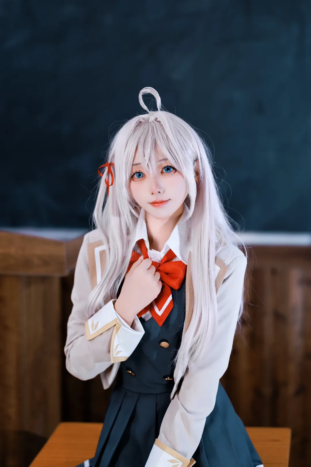 二次元少女, 白絲穿搭, 教室拍照, 艾莉同學cos, 不時地以俄語遮羞的鄰座艾莉同學 - 第12張