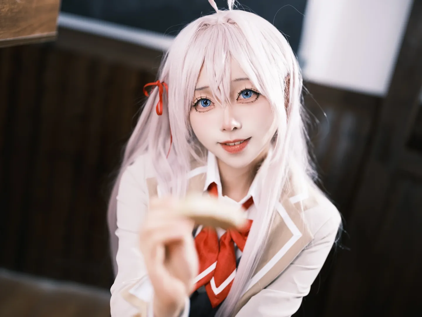 二次元少女, 白絲穿搭, 教室拍照, 艾莉同學cos, 不時地以俄語遮羞的鄰座艾莉同學 - 第3張