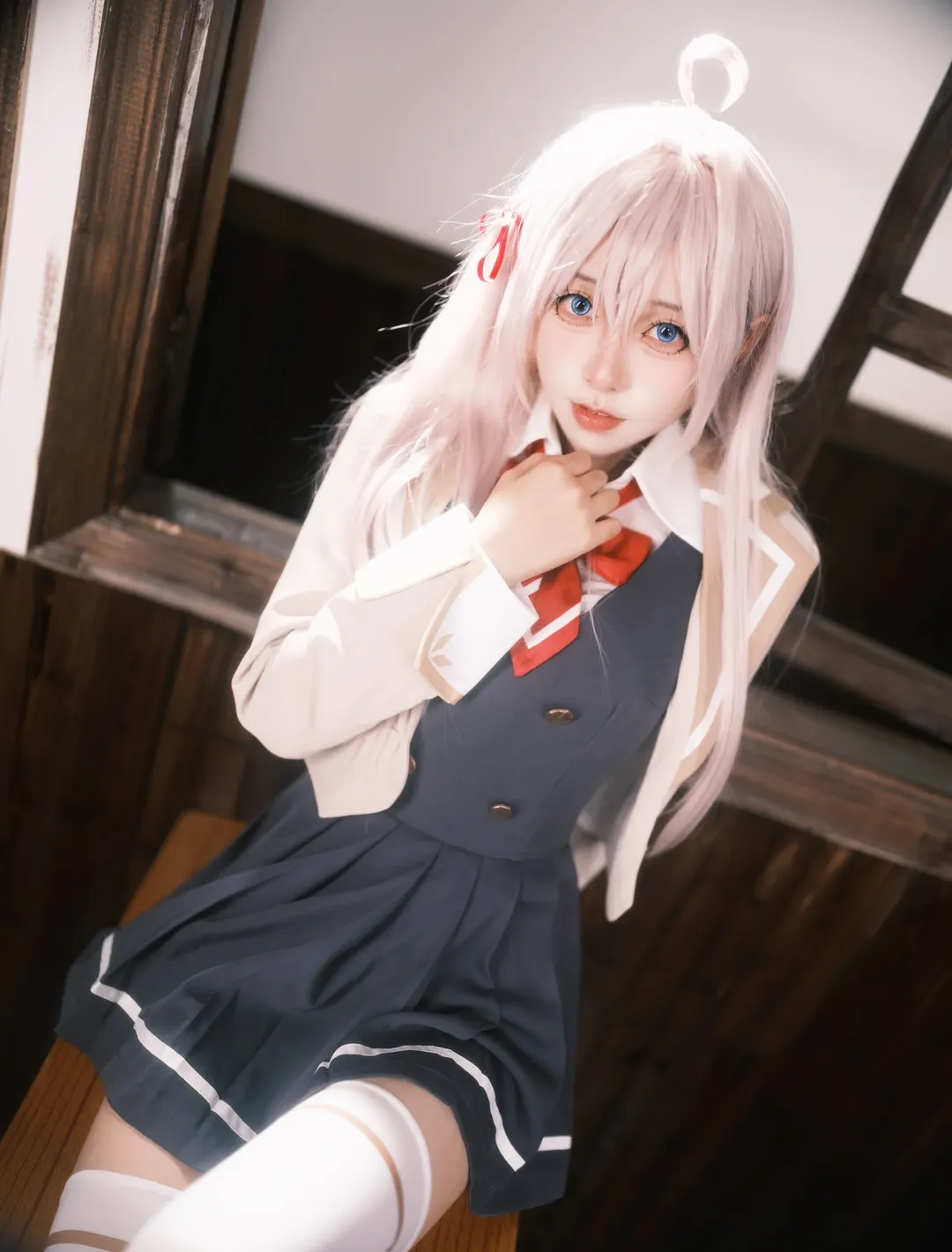 二次元少女, 白丝穿搭, 教室拍照, 艾莉同学cos, 不时地以俄语遮羞的邻座艾莉同学
