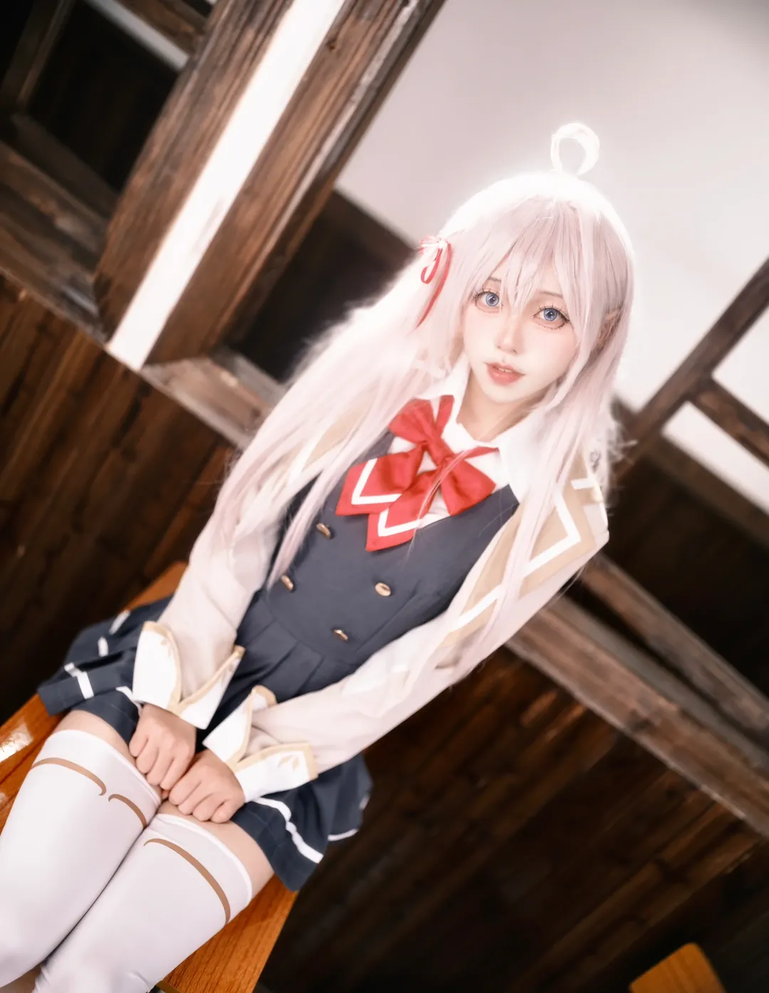 二次元少女, 白絲穿搭, 教室拍照, 艾莉同學cos, 不時地以俄語遮羞的鄰座艾莉同學 - 第5張