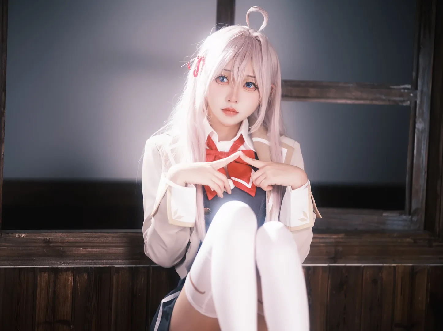 二次元少女, 白絲穿搭, 教室拍照, 艾莉同學cos, 不時地以俄語遮羞的鄰座艾莉同學 - 第6張