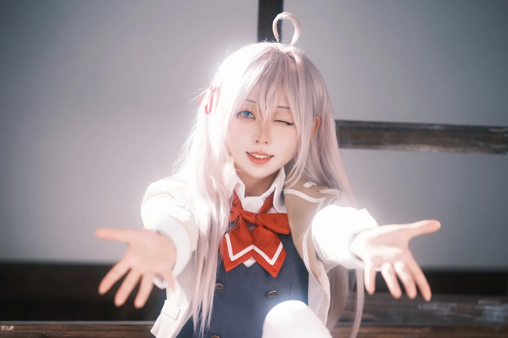 二次元少女, 白絲穿搭, 教室拍照, 艾莉同學cos, 不時地以俄語遮羞的鄰座艾莉同學 - 第7張
