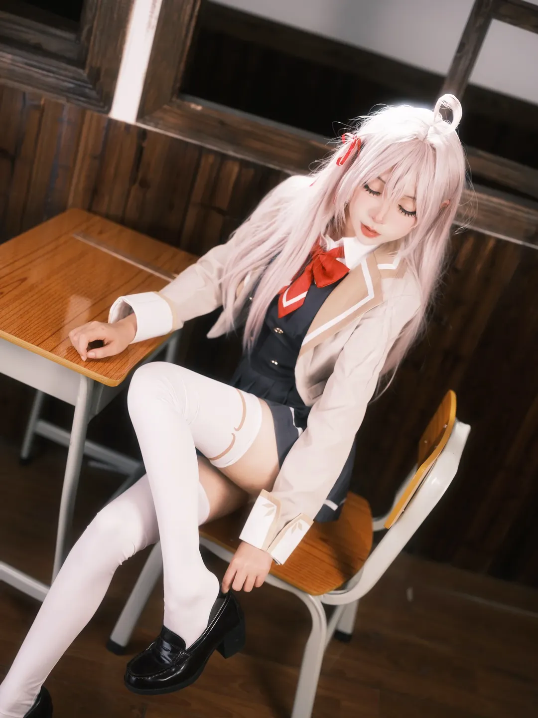 二次元少女, 白絲穿搭, 教室拍照, 艾莉同學cos, 不時地以俄語遮羞的鄰座艾莉同學 - 第9張