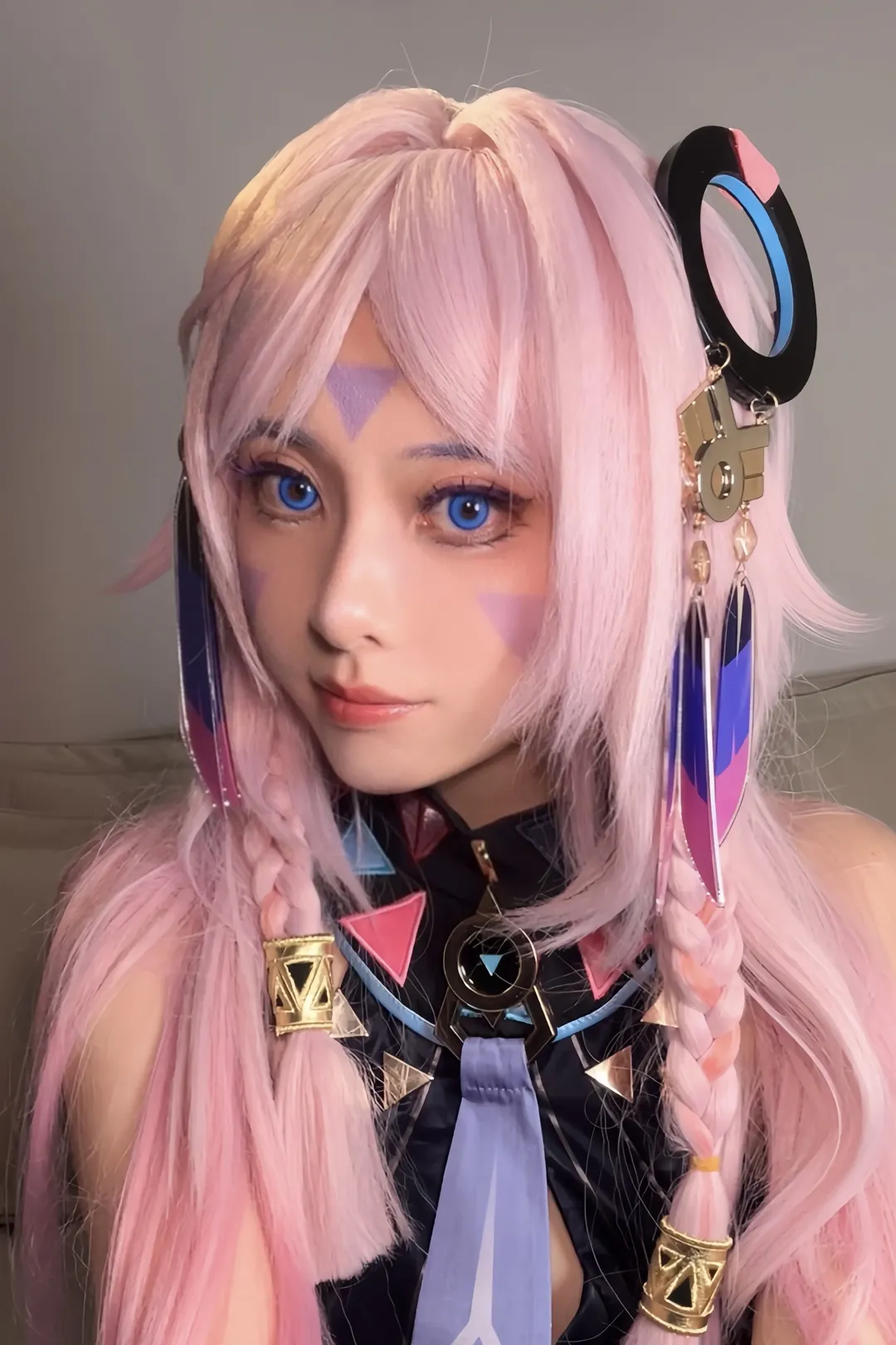 原神, 茜特菈莉cos, cosplay穿搭, 粉发蓝瞳cos, 几何元素装饰 - 第1张