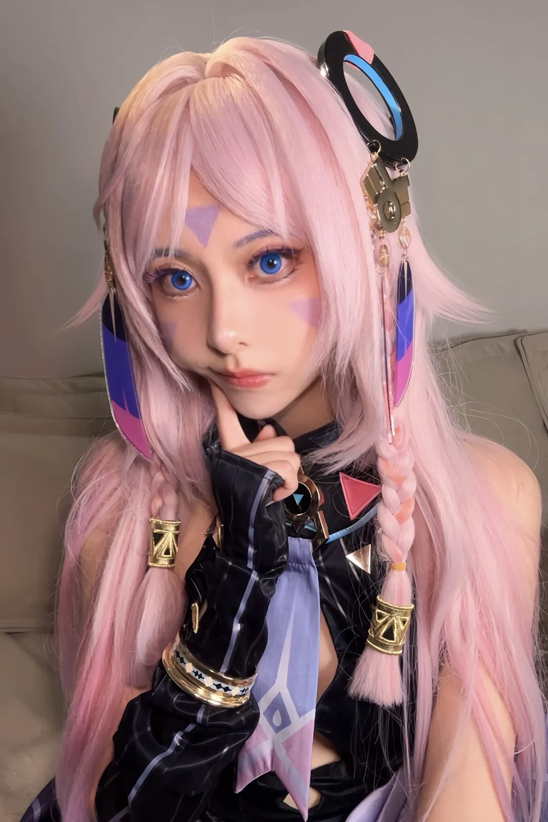 原神, 茜特菈莉cos, cosplay穿搭, 粉发蓝瞳cos, 几何元素装饰 - 第2张