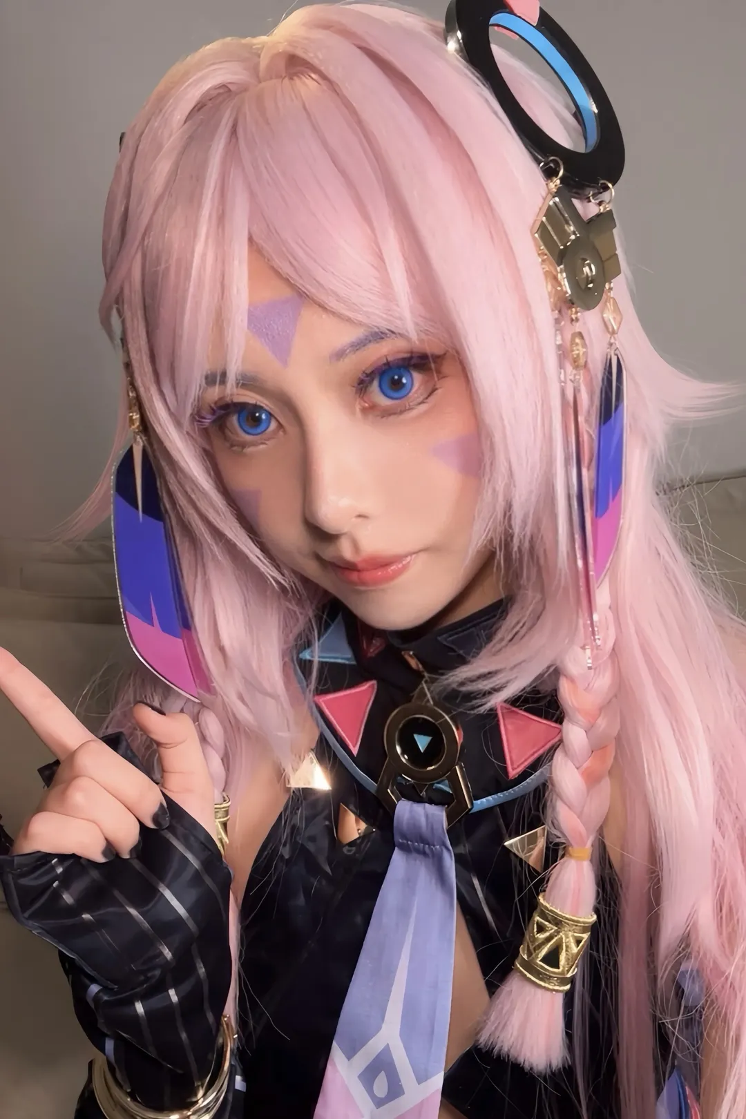 原神, 茜特菈莉cos, cosplay穿搭, 粉发蓝瞳cos, 几何元素装饰 - 第3张