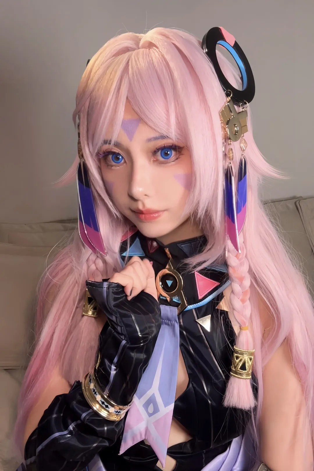 原神, 茜特菈莉cos, cosplay穿搭, 粉發藍瞳cos, 幾何元素裝飾