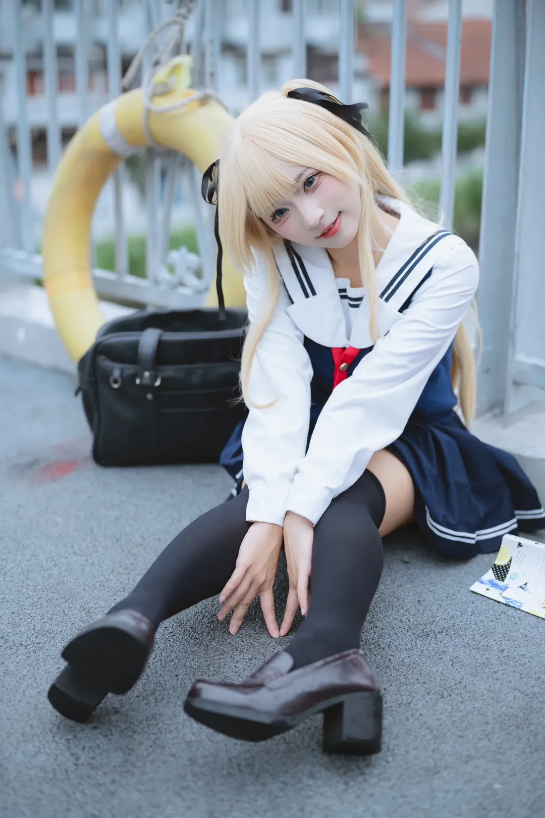 英梨々 コスプレ, セーラー服コーデ, モブヒロイン, 黒のオーバーニーソックス, 歩道橋でのストリートスナップ