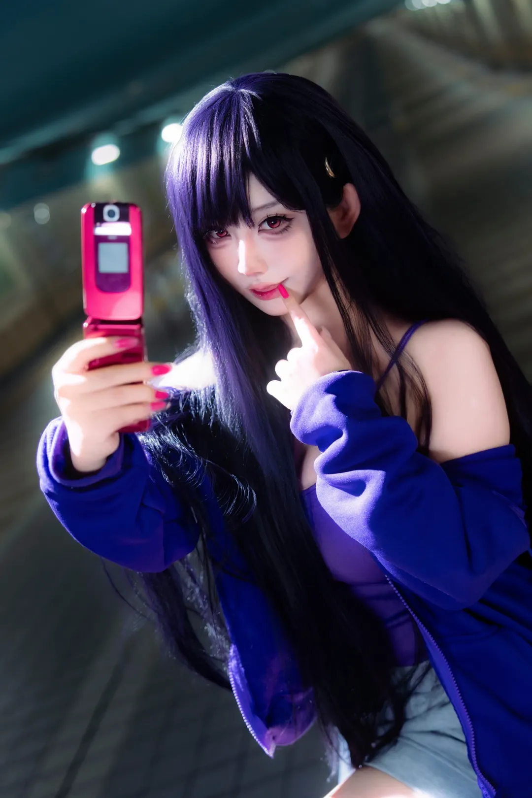 コスプレ, 雰囲気のある写真, 折りたたみスマホの自撮り, 青と紫のコーデ, 赤いカラコン