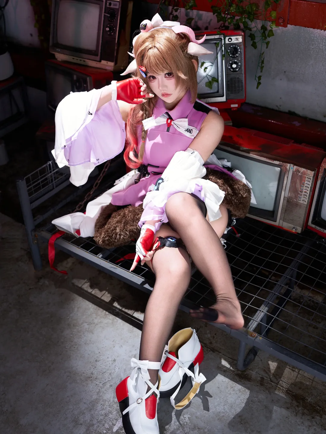 Arknights: Endfield, Ardelia cosplay, Cosplay photography, Black tights outfit, Wasteland-style portrait