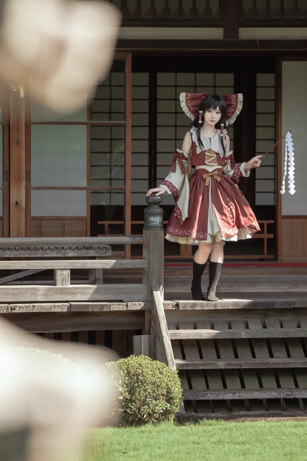博麗霊夢コスプレ, 東方Project, レトロな映画のような雰囲気, 巫女服撮影, 柴又帝釈天 - 14枚目