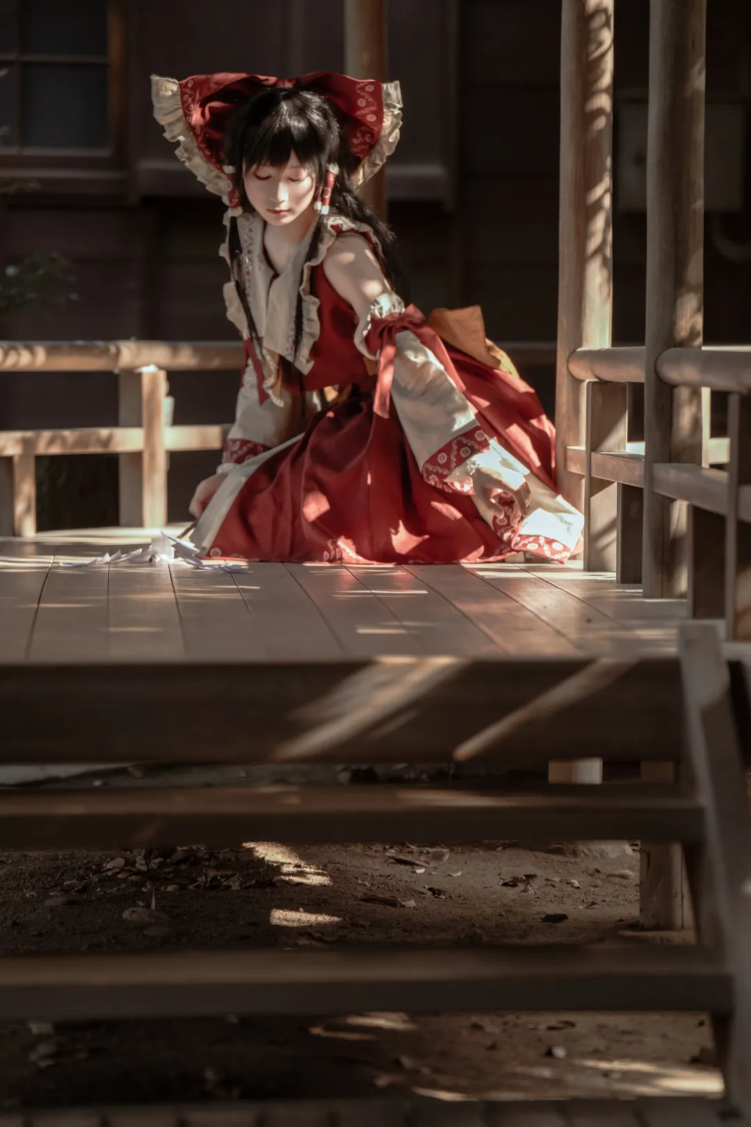 博麗霊夢コスプレ, 東方Project, レトロな映画のような雰囲気, 巫女服撮影, 柴又帝釈天 - 2枚目