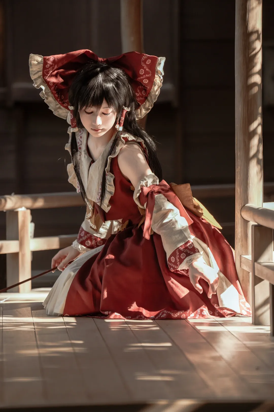 博麗霊夢コスプレ, 東方Project, レトロな映画のような雰囲気, 巫女服撮影, 柴又帝釈天 - 3枚目