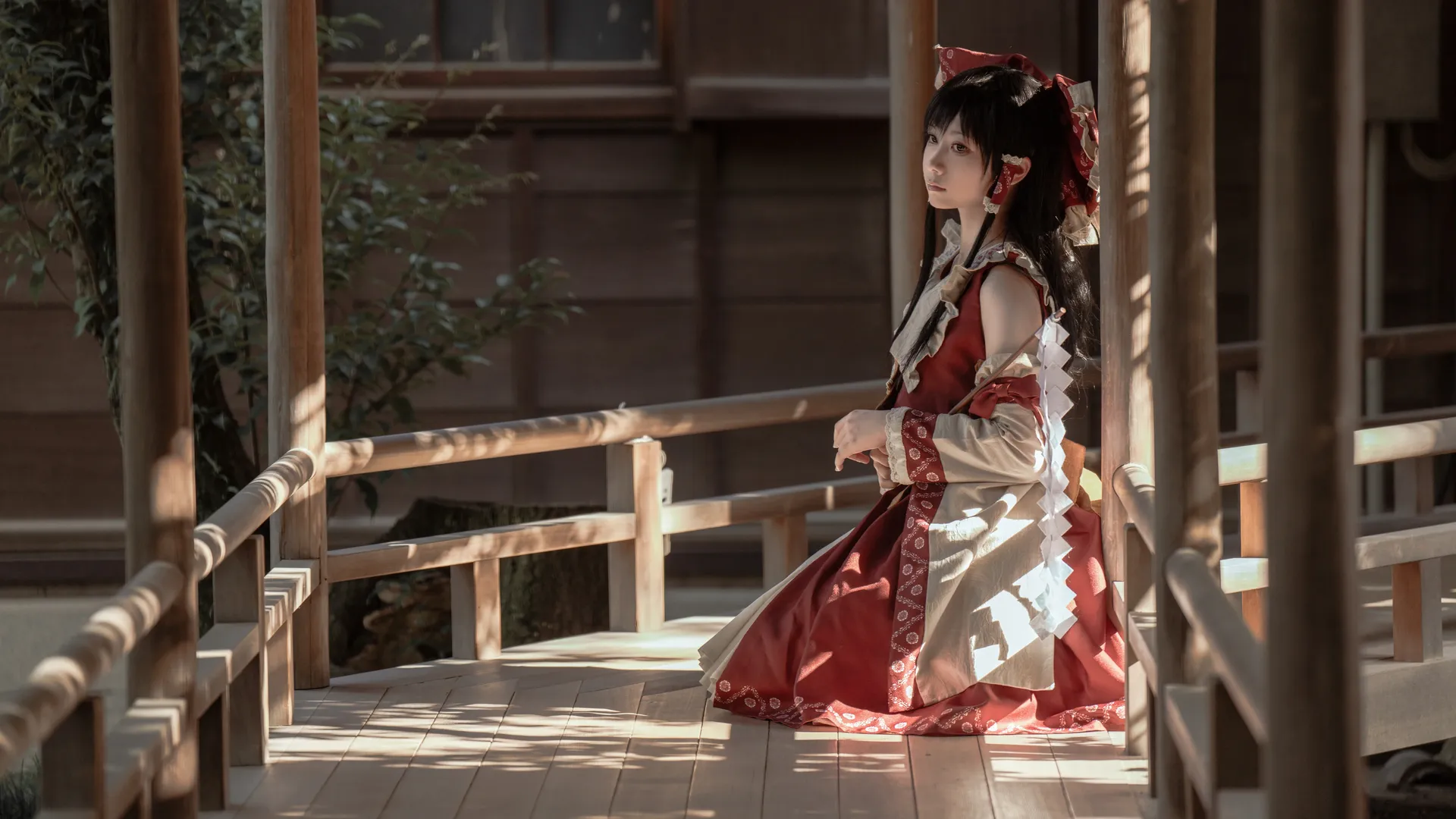 博麗霊夢コスプレ, 東方Project, レトロな映画のような雰囲気, 巫女服撮影, 柴又帝釈天 - 5枚目