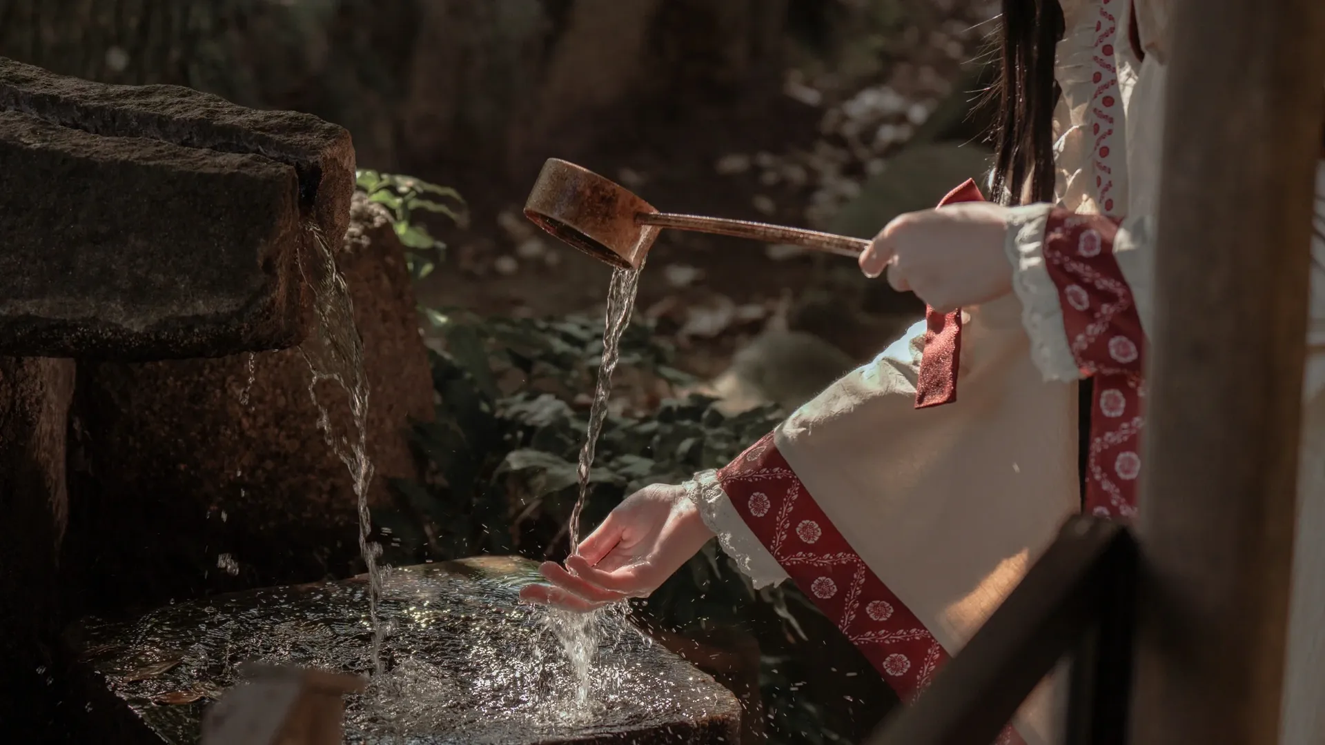博麗霊夢コスプレ, 東方Project, レトロな映画のような雰囲気, 巫女服撮影, 柴又帝釈天 - 8枚目