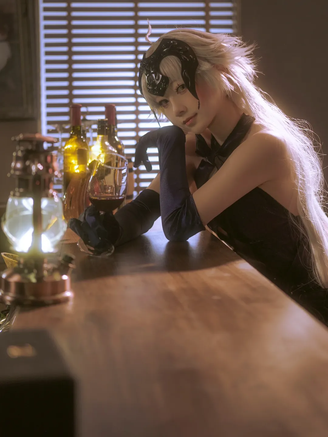 Fate/Grand Order, 黑贞德cos, 二次元cosplay日常, 微醺氛围写真, 复古酒吧布光 - 第2张
